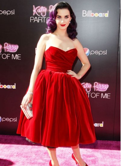 Katy Perry en robe bustier rouge D&G