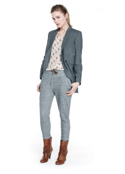 Top en soie imprimé fleuri avec un jogging sarouel gris Sandro collection mode femme automne hiver 2010 2011