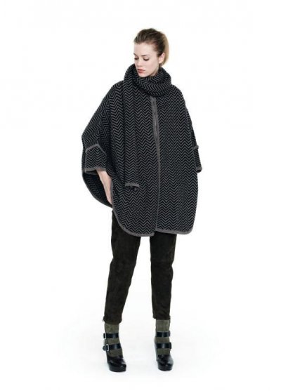 Cape et écharpe avec un pantalon en daim Sandro mode Automne Hiver 2010-2011