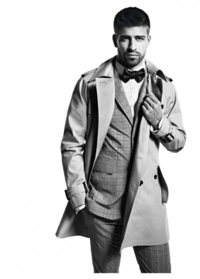 Gerard Piqué en trench costard carreau noeud papillon collection homme Mango 2011