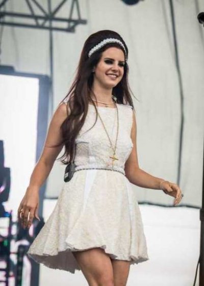 Lana Del Rey choisit une coiffure 60's pour les Eurockéennes