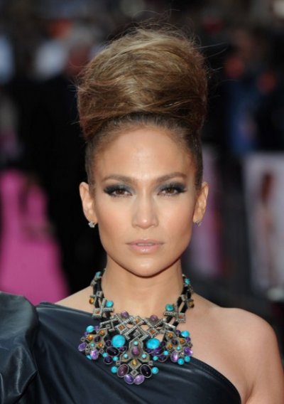 Coiffure mode chignon haut pour Jennifer Lopez