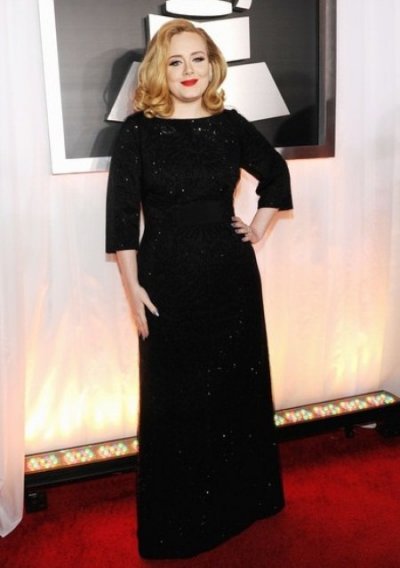 Adele en robe longue Giorgio Armani aux Grammy Awards 2012