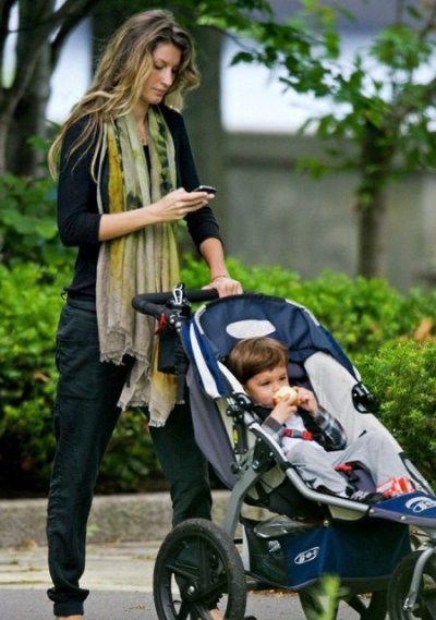 Gisèle Bündchen et son fils Benjamin au parc