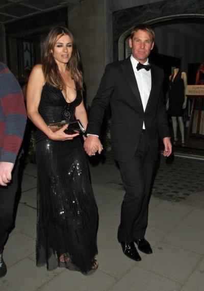 Elizabeth Hurley accompagnée de son fiancé Shane Warne