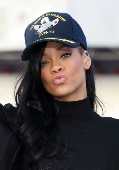 Rihanna avec une casquette noire façon swagg