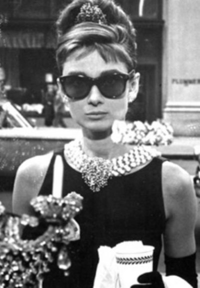 Audrey Hepburn portant les mythiques Wayfarer