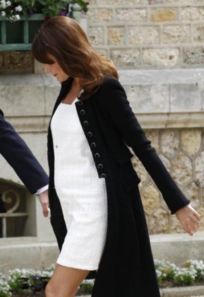 Carla Bruni enceinte au G8 de Deauville 2011 dans une fine robe trapèze blanche Chanel