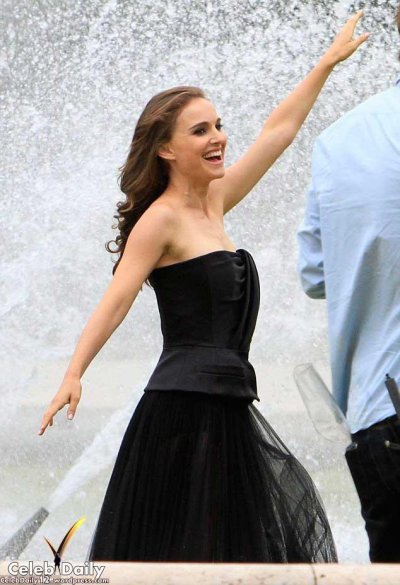 Nathalie Portman pose dans la fontaine du jardin du Palais Royal