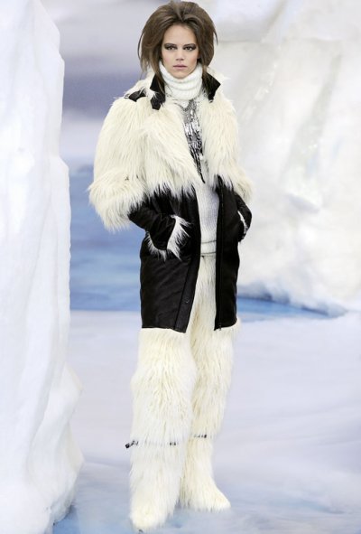 Perfecto et pantalon en agneau et fourrure bottes en fourrure blanche collection femme automne hiver 2010 2011 Chanel