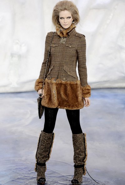 Veste ajustée en tweet et fourrure bottes en tweed assorties mode femme collection automne hiver 2010 2011 Chanel