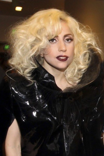 Lady Gaga vêtue d'une robe en tissu ciré