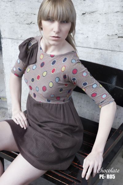 CHOCOLATE, robe marron et imprimée à pois multicolore CHOCOLATE, robe marron et imprimée à pois multicolore (170€)