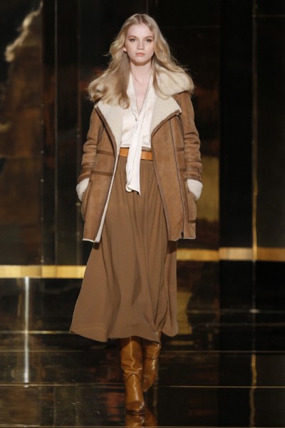 Manteau mi long en shearling jupe longue bottes marron Mango femme collection automne hiver 2010 2011