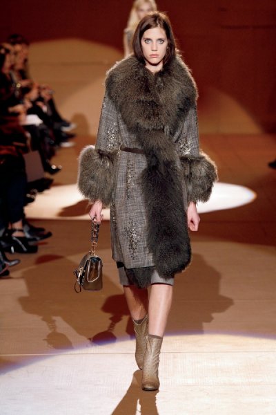 Manteau en fourrure et bottines pour la colletion Automne-Hiver 2010 2011 de Marc Jacobs