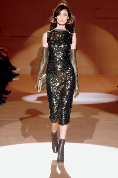 Robe longue brillante à sequins bottines pochette et gants longs collection automne hiver 2010 2011 Marc Jacobs femme