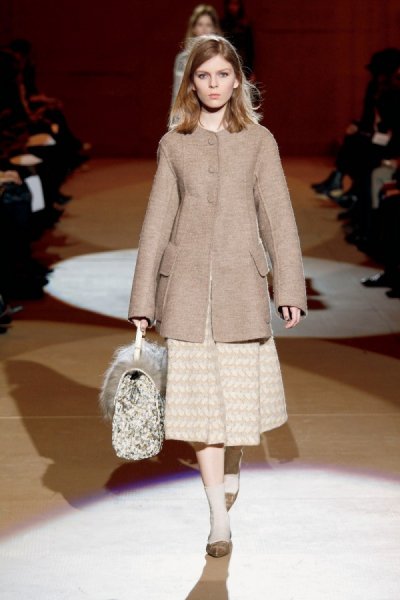 Robe rétro beige et manteau assorti, sac à main en fourrure Marc Jacobs ballerines portées avec des socquettes collection femme automne hiver 2010 2011