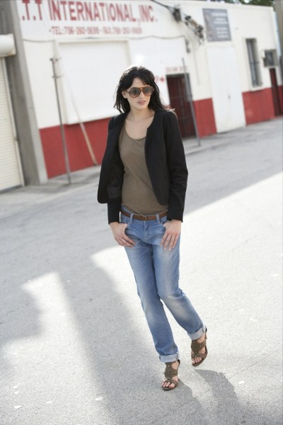 Tendance de mode été 2011 veste chic tee shirt kaki jean délavé et lunettes de soleil aviateur marrons look Kiabi femme