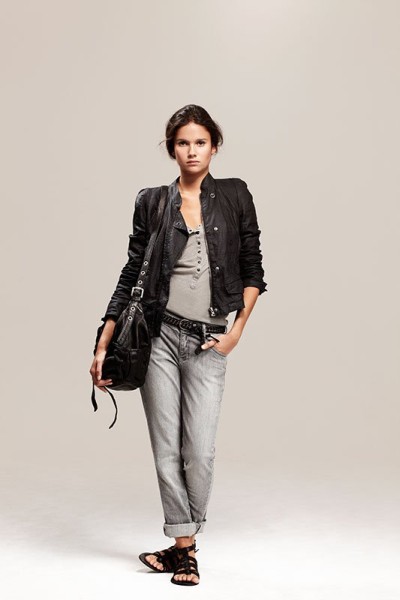 Veste en lin, tee-shirt, pantalon jean regular gris, spartiate, sac 