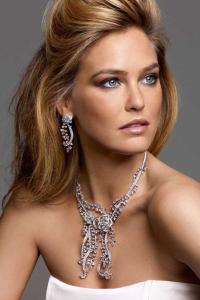 Bar Refaeli, sublimée par les nouveaux bijoux Piaget