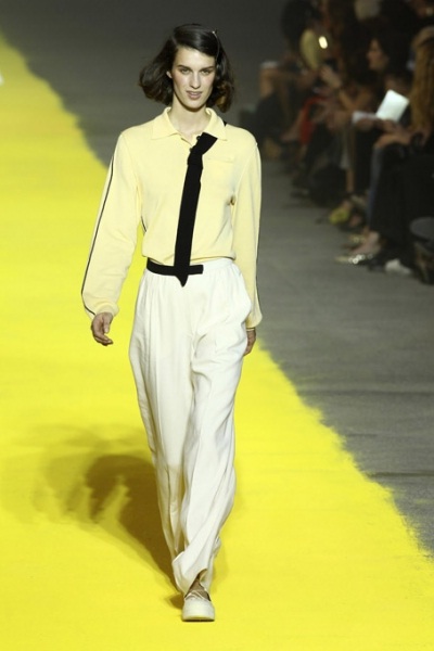 Le défilé Sonia Rykiel pour la collection Printemps-Eté 2012 : variation autour du jaune