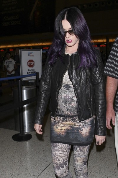 Katy Perry affiche un look gothique à l'aéroport