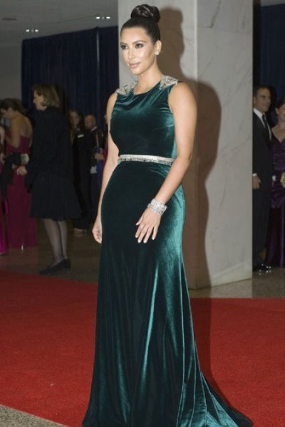 Kim Kardashian : sculpturale en vert émeraude