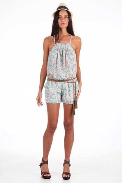 Un style floral avec un combi-short