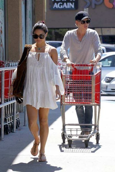 Vanessa Hudgens, en pleine séance shopping avec Austin Butler