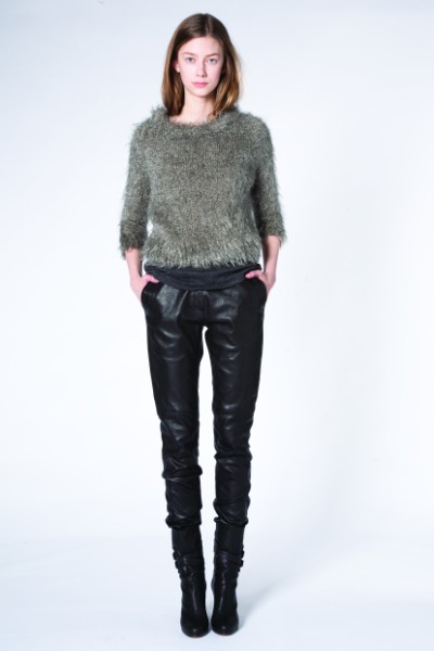 Pull style tricot main, pantalon slim Vanessa Bruno