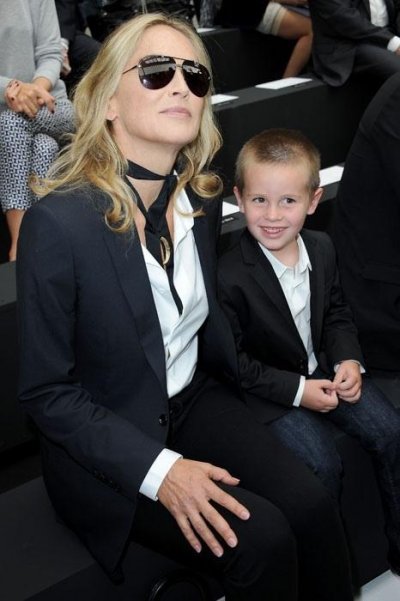 Sharon Stone porte une tenue masculine pour le défilé de Dior Homme à Paris