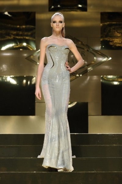 Une robe bustier haute-couture de Versace