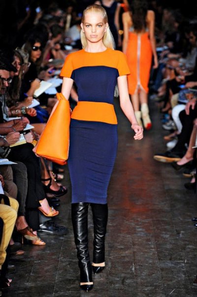 Une robe bicolore de Victoria Beckham