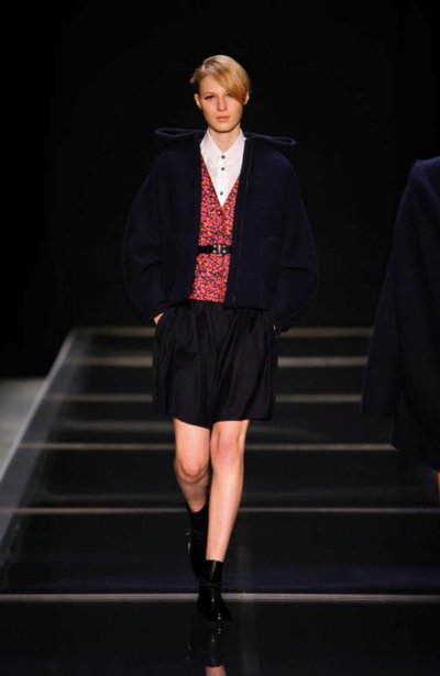 Jupe culotte et cardigan en satin Cacharel collection Automne Hiver 2010-2011