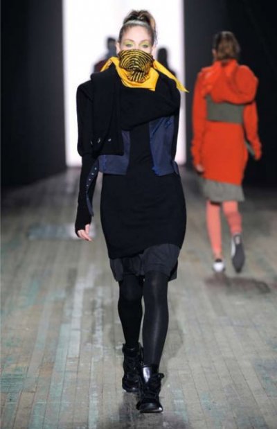 Foulard orange et veste bleu marine Yohji Yamamoto collection automne hiver 2010-2011