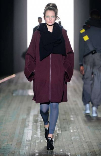 Legging bleu et manteau violetYohji Yamamoto collection automne hiver 2010-2011