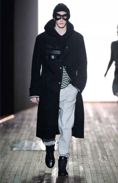 Manteau homme en velours noir Yohji Yamamoto collection automne hiver 2010-2011