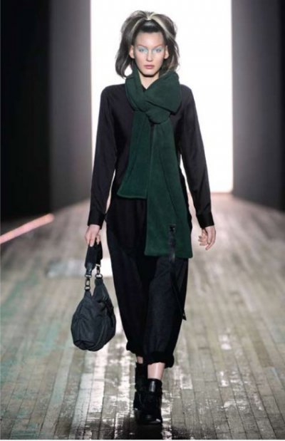 Pantacourt noir et sac à main vert femme Yohji Yamamoto collection automne hiver 2010-2011