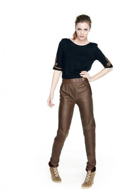 Tee shirt brodé, pantalon en cuir marron collection femme automne hiver 2010 2011 Sandro