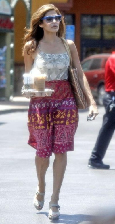 Eva Mendes surfe entre la rétro, le négligé et l’hippie-chic