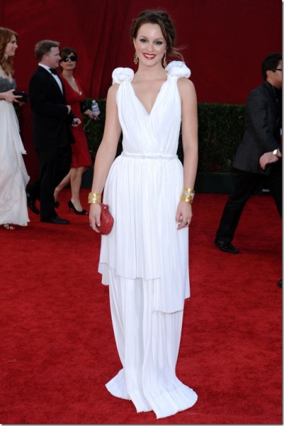 Leighton Meester en robe blanche Bottega Veneta.