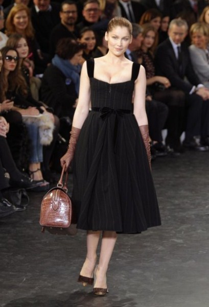 Robe noire style années 50 défilé Louis Vuitton automne hiver 2010 2011 collection femme