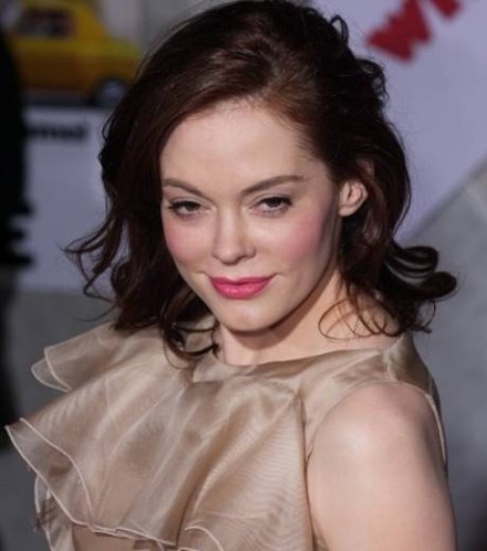 Rose Mcgowan adapte son blush à son teint porcelaine