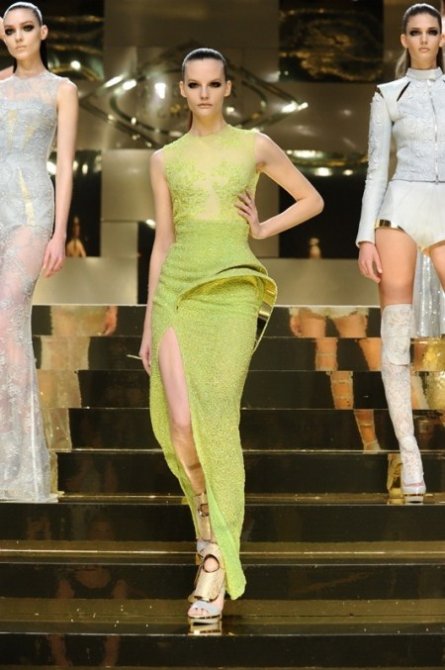 Une robe fendue haute-couture de Versace