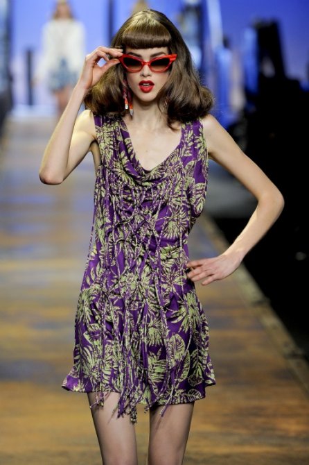 Robe légere seventies et lunettes papillon Christian Dior été 2011