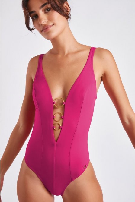 Le maillot 1 pièce rose au décolleté plongeant de Livia