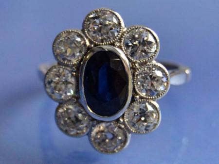 Bague 1920 saphir bleu bordé de diamants en vente chez Bottazzi & Blondeel