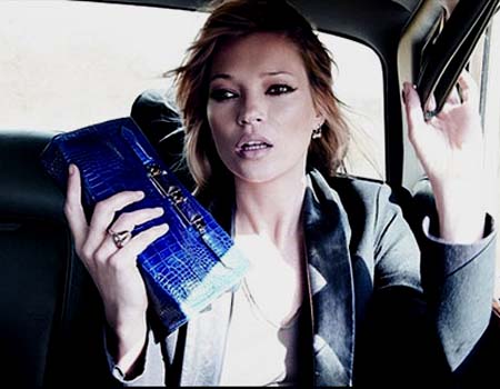 Kate Moss arborant fièrement l’une de ses créations pour la marque Longchamp
