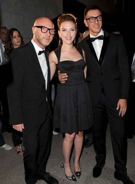 Scarlett Johansson en petite robe noire avec Dominico Dolce et Stefano Gabanna