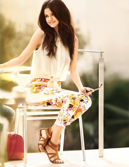 Slim à motifs et chemisette : le look printanier de Selena